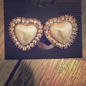 Heart shaped earrings in faux pearl